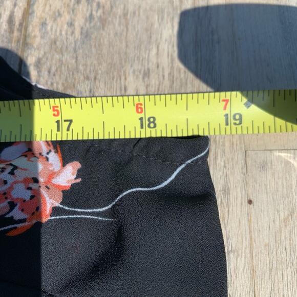 Who What Wear Black Floral Top Size Small - Picture 3 of 5